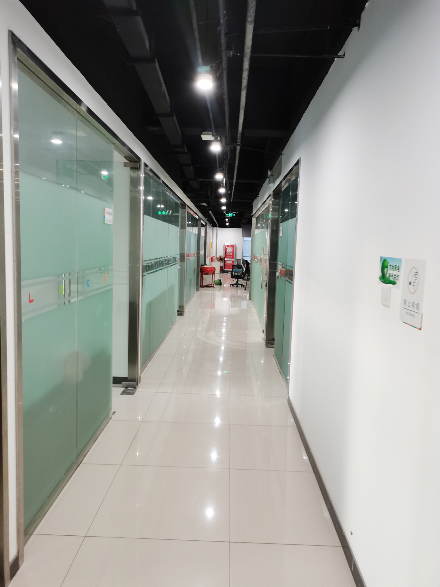 合肥五八信息技術(shù)分公司1980平方辦公室翻新改造工程(圖6) 過(guò)道2.jpg