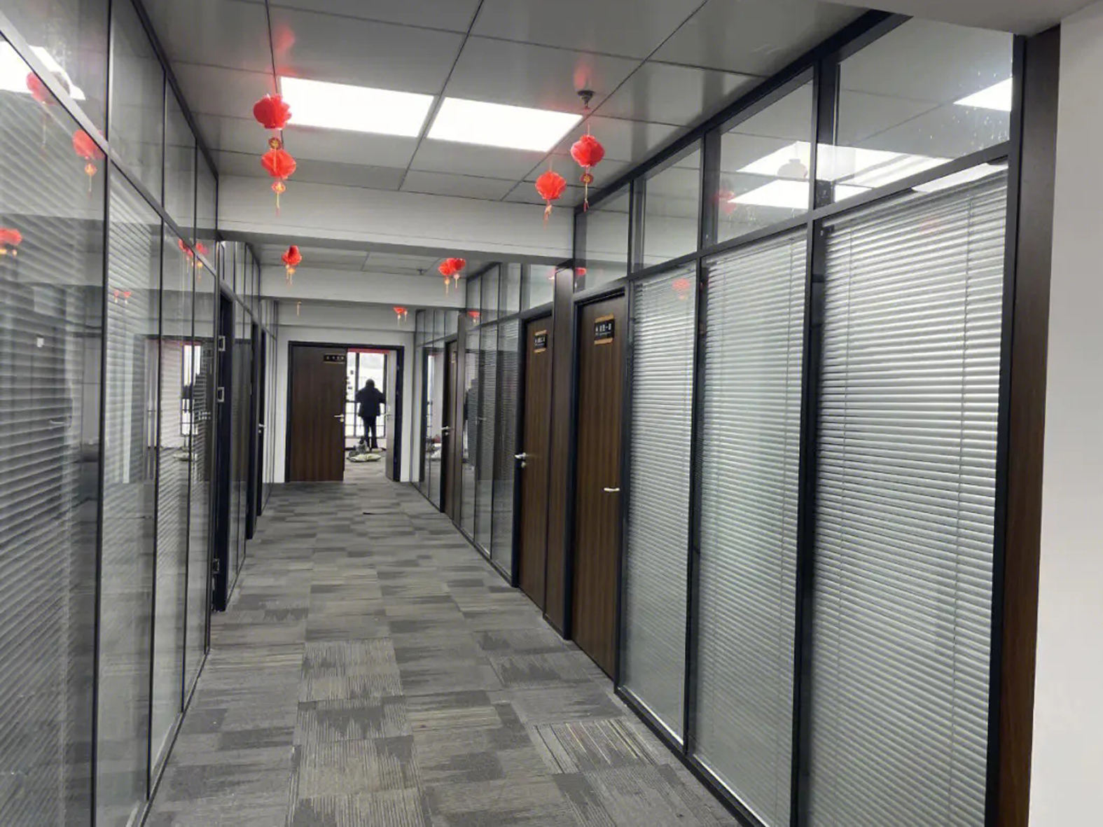 半山裝飾告訴你辦公室裝修方案之一玻璃隔斷(圖1) 22222.jpg