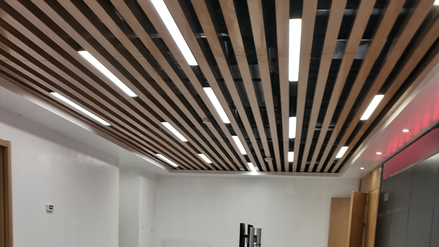 阜陽(yáng)潁上覓拓500平方中控辦公室裝修案例(圖3) 微信圖片_20240320114913 副本.jpg