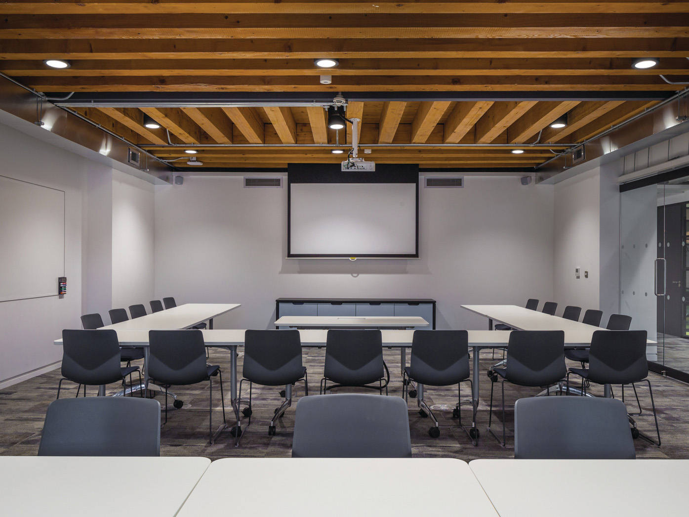 合肥政務(wù)區(qū)1800平方創(chuàng)意辦公室裝修設(shè)計(jì)項(xiàng)目案例分析(圖1) 會(huì)議室2.jpg