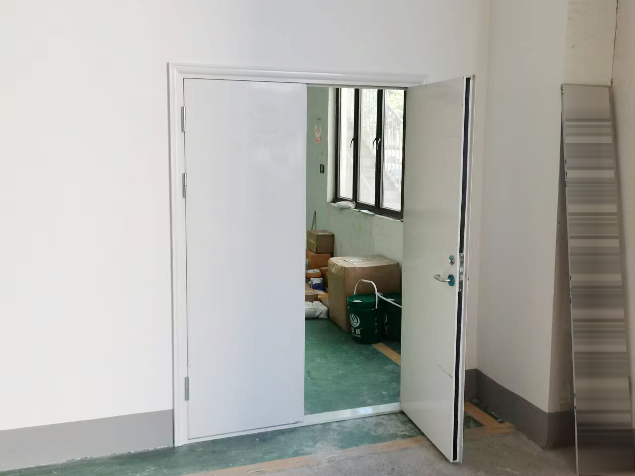 合肥徽匠機(jī)械車間廠房翻新改造項(xiàng)目案例(圖2) 防火門安裝.jpg