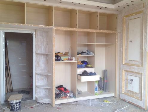 合肥裝修公司：請木工打柜子與定制衣柜哪個好？(圖1)